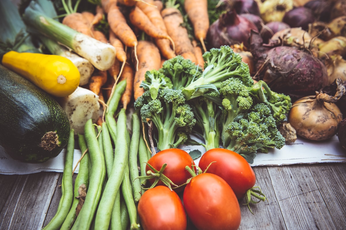 Dieta mediterranea con verdure fresche, olio d'oliva e cereali integrali