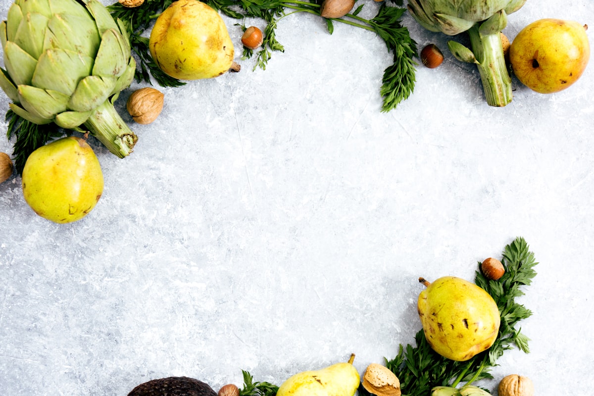 Famiglia italiana a tavola con pasto sano e colorato